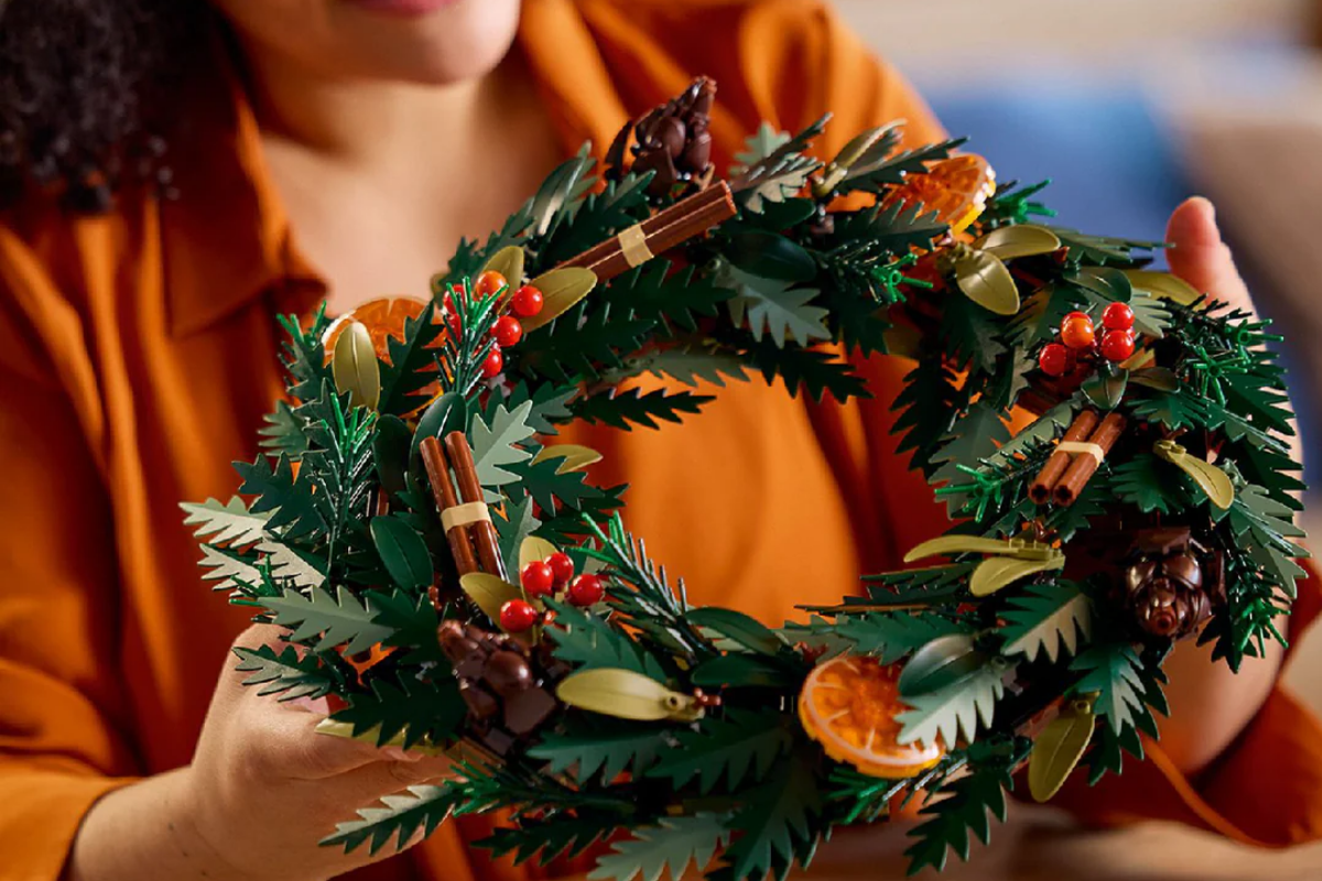 Trang Trí Giáng Sinh Với Vòng Nguyệt Quế LEGO Icons Độc Đáo